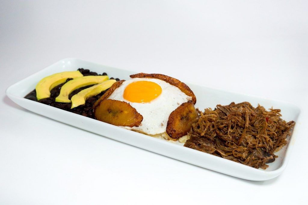 El pabellón criollo, nuestro plato nacional, a caballo con aguacate.