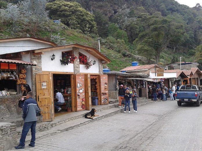 Galipán: montaña, flores y excelente gastronomía.