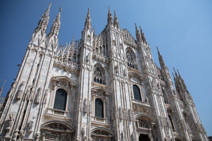 Andrea Bocelli canta en la Catedral de Milán