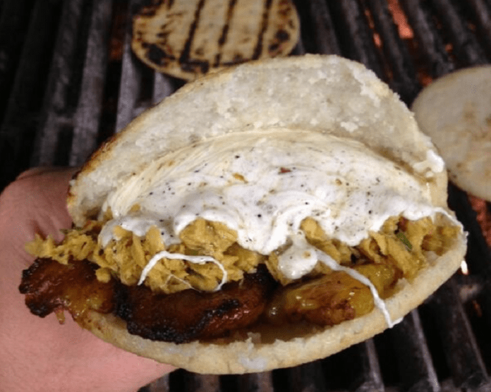 Arepa de Cazon con platano y queso Guyanes fundido de Doggi's