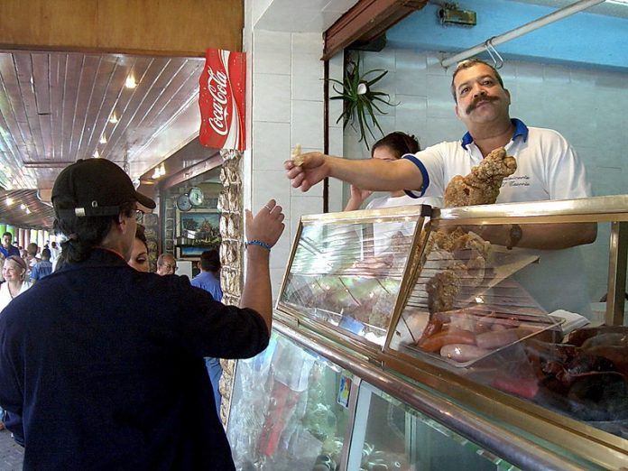 Venta de comida en El Junquito