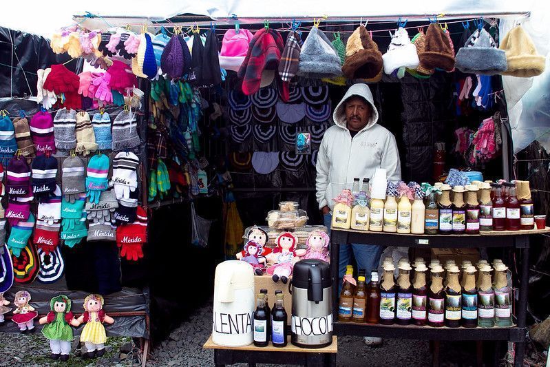 Venta de artesanías en el Collado del Cóndor
