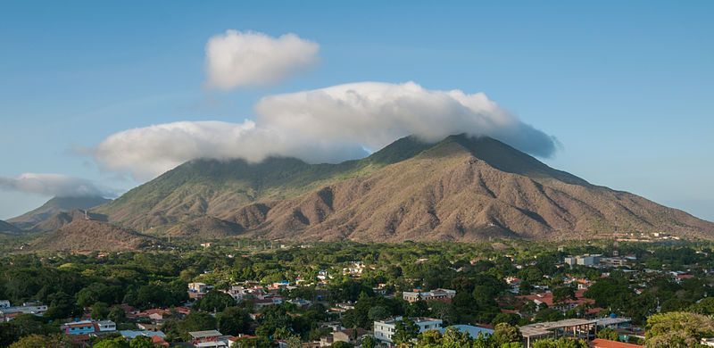 Panorámica de la población de La Asunción con el Cerro de Matasiete