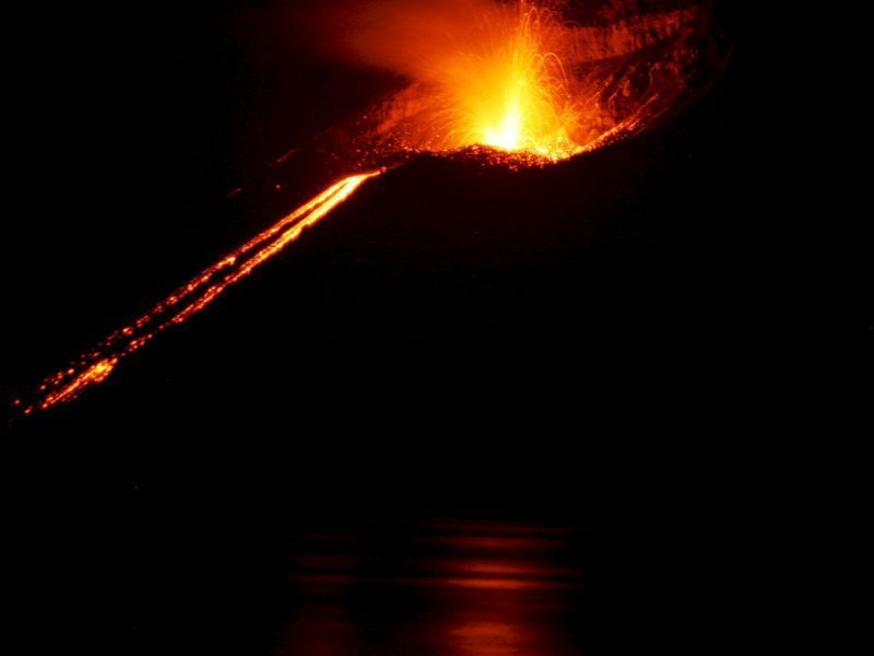 El volcán Krakatoa, el Popocatépetl y 13 volcanes más registraron actividad la noche entre el 10 y el 11 de abril