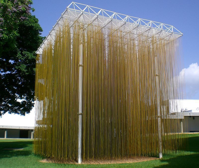 Escultura de Jesús Soto en los jardines del Museo de Arte Moderno