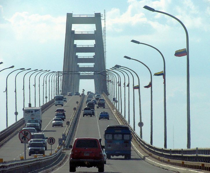 Cruzando el Puente General Rafael Uirdaneta