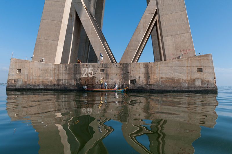 Pescadores en una de las pilas del puente