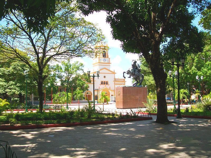 Plaza Bolívar y Catedral María Auxiliadora de Puerto Ayacucho