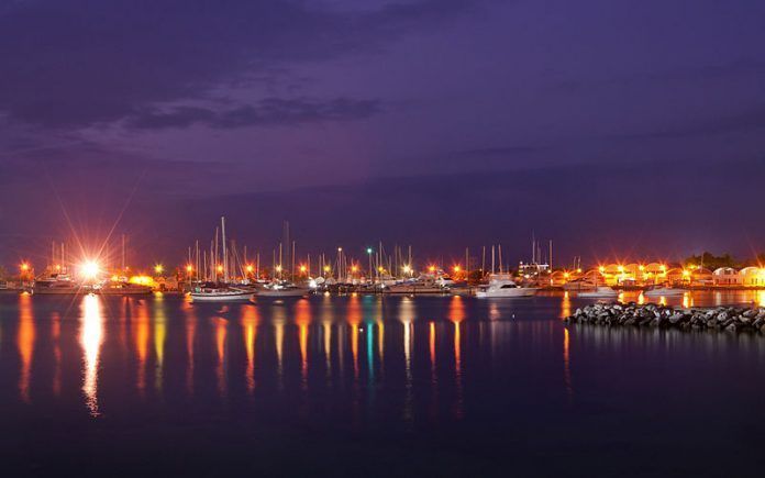 Noche en la marina del Club Puerto Azul de Naiguatá