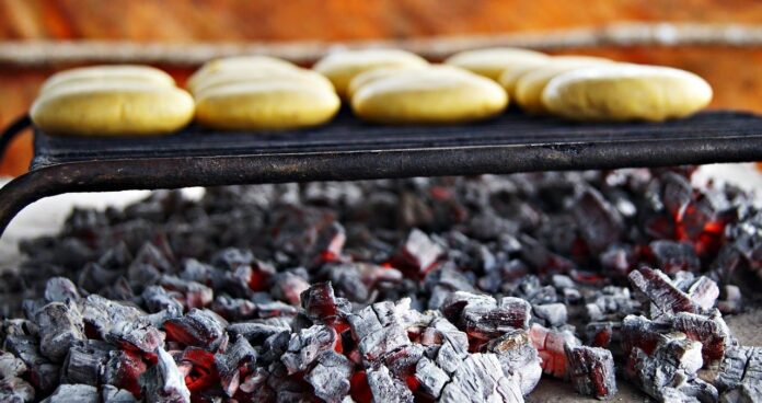 arepa venezolana en el fogón